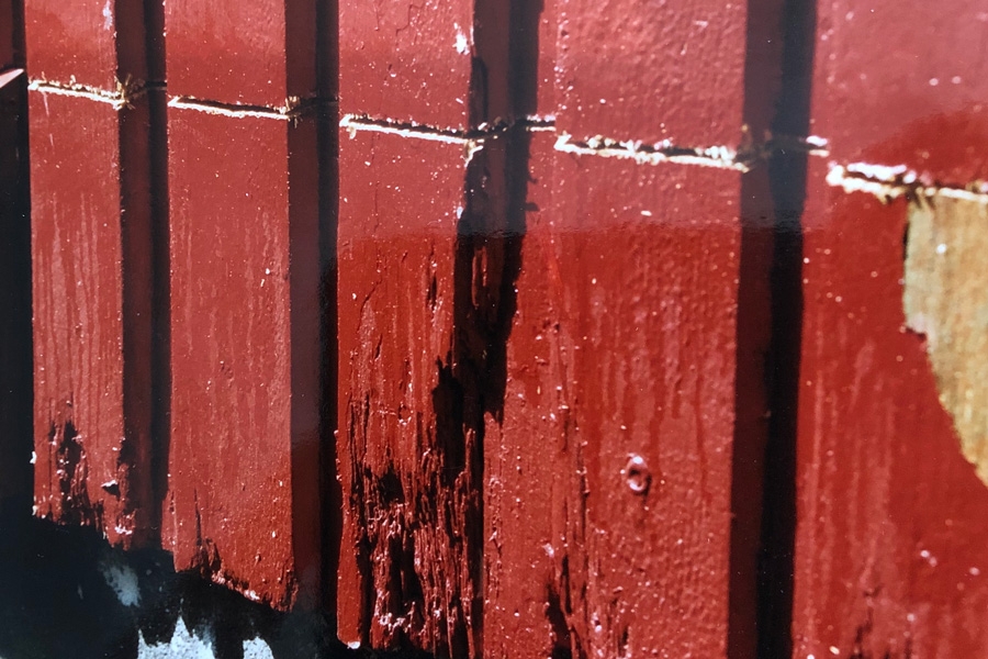 Lautojen alapäät ovat lahonneet. Jos laudoissa on märkää puuta, poista se esimerkiksi taltalla ja vasaralla. Anna puun kuivua ja maalaa laudat. Sahaa lautoihin käsisirkkelillä pellin mentävä ura noin 5 senttiä lahonneen osan yläpuolelle.