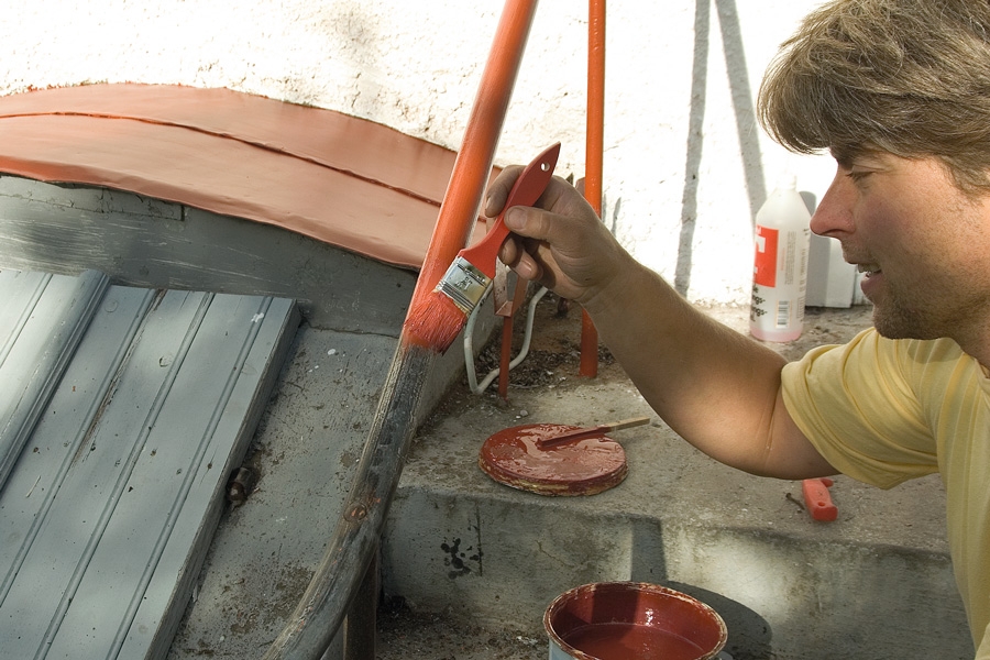 Stop rusten: Mal med metalgrunder – en grundmaling, der stopper og modvirker rust. Grunderen påføres med pensel i et tyndt lag. Når første lag er tørt (efter ca. 6 timer), giver du et lag grunder mere.