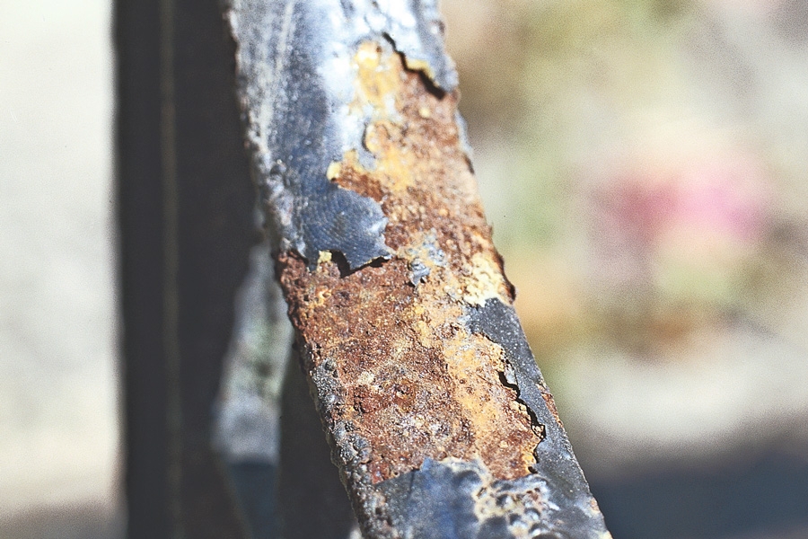 Stop rusten: Fjern alle løse dele, men også al gammel maling med en stålbørste, evt. på en boremaskine, så du kommer ned til helt blankt metal. Slib fladen med slibepapir, fx korn 80, så den bliver fuldstændig glat.
