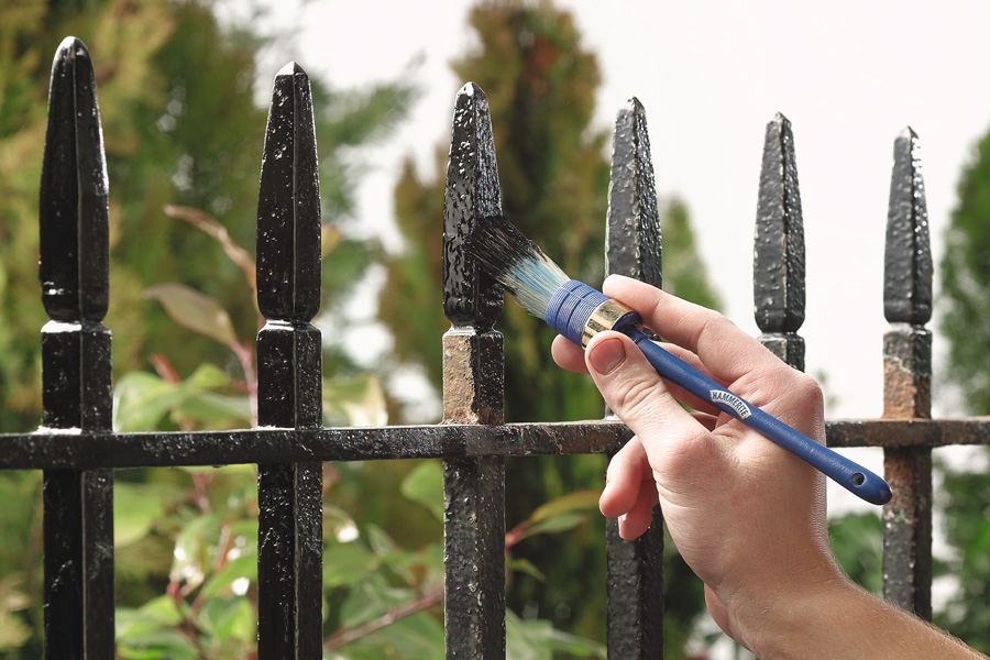 Stop rusten: Mal fladen med Hammerite. Malingen påføres med en pensel i to tynde lag, så der ikke kommer løbere. Sørg for, at første lag er tørt, inden du giver andet lag. Tørretiden vil under normale vejrforhold typisk være ca. 6 timer.
