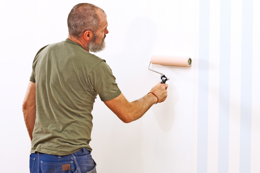 Klæberen påføres direkte på væggen i stedet for på bagsiden af tapetbanerne.