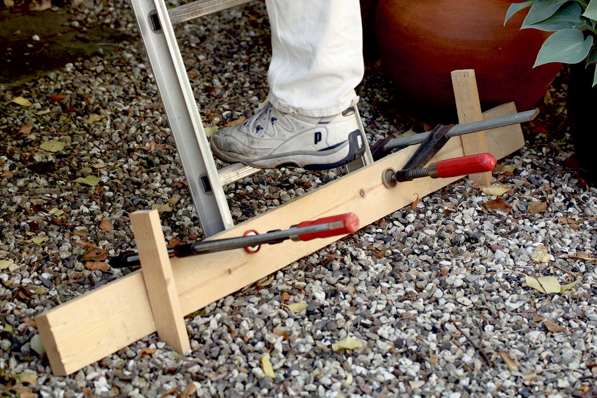 Skal du rense tagrender, uden at nogen holder på stigen. Så lav en enkel "stopklods", så du kan stå sikkert på stigen.