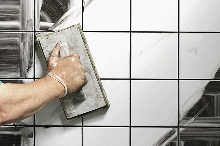 Fugemasse fliser: Med riktig verktøy og litt øvelse, kan du fuge flisvegger og flisgulv med et flott resultat.