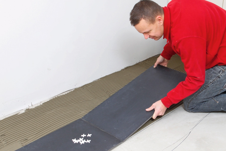 Slik kan dobbeltlimingen gjøres: Flisen legges på plass