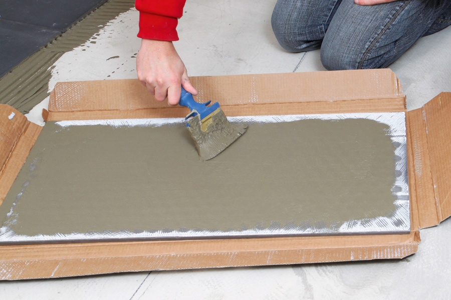 Slik kan dobbeltlimingen gjøres: Limet påføres flisen