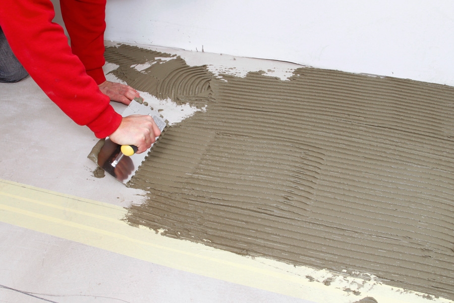 Slik kan dobbeltlimingen gjøres: Trekk lim på gulvet