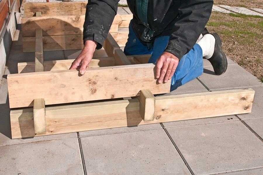 Hak i hak-samling: Plankerne samles hak i hak. Det er vigtigt, at hakkene passer stramt, hvis samlingen skal være stabil.