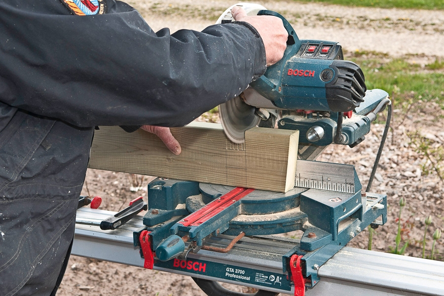 Hak i hak-samling: Sav to parallelle snit i en planke med en afstand, der svarer til tykkelsen på den planke, som den skal samles med.