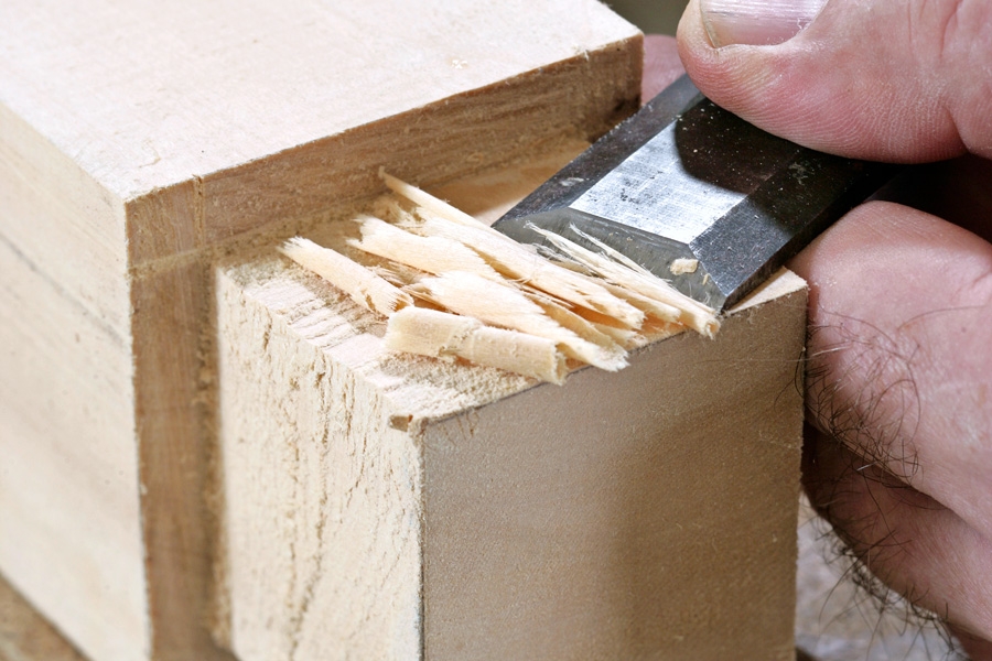 Tapsamling med stemmejern: Lav en prøvesamling, for at se om tappen passer. Er den for stor, så læg stemmejernet med den flade side nedad, og “stik” overskydende træ væk. Tjek jævnligt; tappen skal passe stramt.