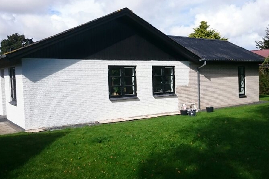 Mal facaden: Mal 2-3 m2 ad gangen, og sørg for at dække sokkel og fliser grundigt af.