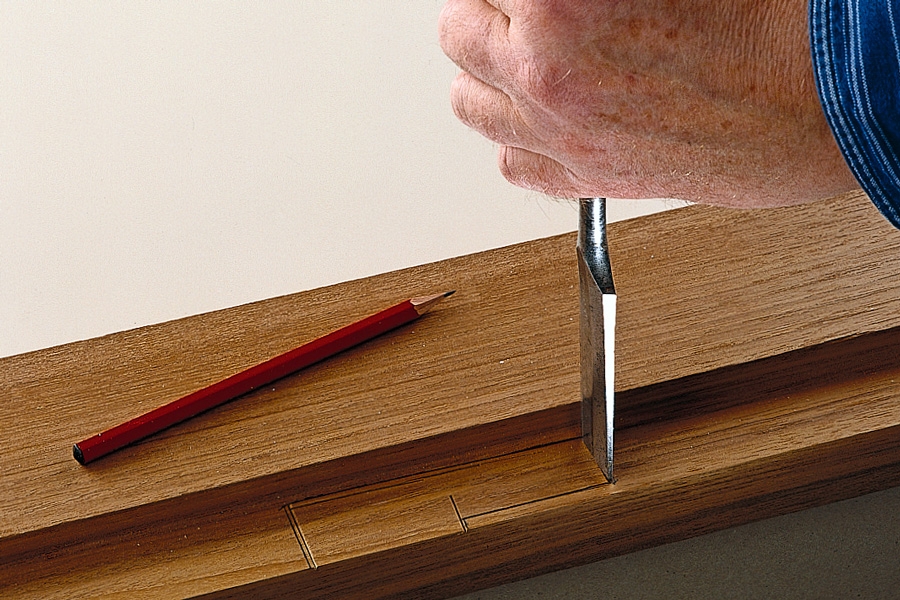 Stemjern: Strek opp etter hengselet, der det skal sitte. Hugg stemjernet like langt ned som hengselet er tykt. Hugg 1-2 mm innenfor kanten på tvers av årene.