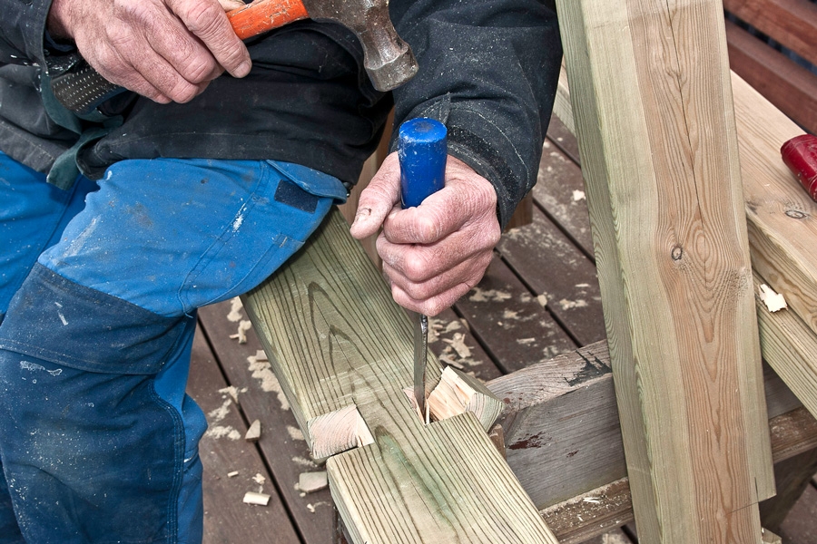 Stemjern: Bruk stemjernet til å hugge løs hakkene. Slå et par mm fra bunnen av hakket, og stikk deretter hullene rene i bunn og sider uten å bruke hammer.