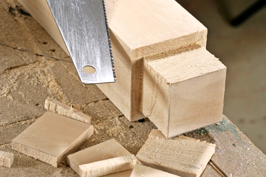 Stämjärn: Rita först upp tappen med en blyertspenna, och såga sedan ut den med en fintandad såg. Såga på utsidan om strecken, så att tappen inte blir för liten, och se till att inte såga in i tappen.