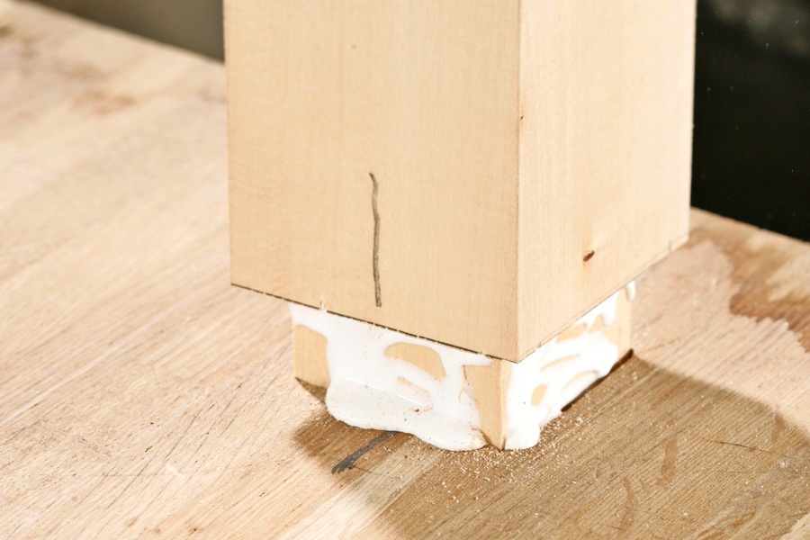 Stämjärn: När tappen passar perfekt i hålet, sätts trälim på och den knackas på plats. Är tappen genomgående, sticker man bort eventuellt överflödigt trä, när limmet har torkat.