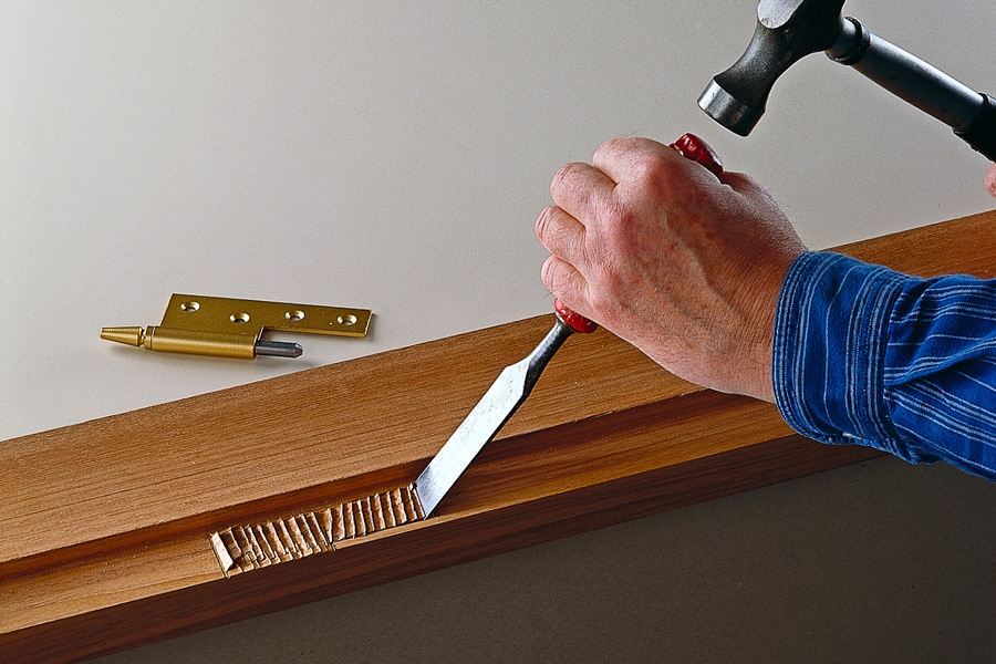 Taltat: Veistä kolo lyömällä talttaa vasaralla vuosirenkaiden poikkisuunnassa. Tee uria vieri viereen ja poista niiden väliin jäävät puusuikaleet taltalla.