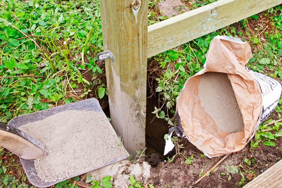 När allt står som det ska, hälls torrbruk i hålet som packas. Två 15-20 cm tjocka lager betong med jord mellan och ovanpå blir bra. Fukt från marken får betongen att härda.