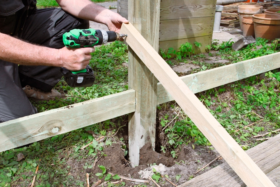 För att undvika att stolparna flyttar sig i hålen vid gjutning, sätts också snedsträvor 30-40 cm över marken. Kolla alla stolpar med ett vattenpass och rätta in tills de står 100 % i lod.