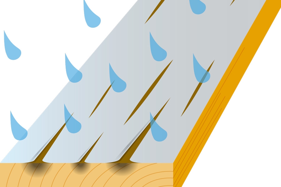 Fukten sprer seg i treet under malingen, slik at den begynner å skalle av.