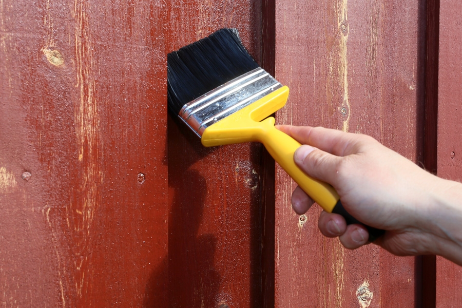 Nå kan du male. De fleste flater bør ha to strøk trebeskyttelse. Er kledningen veldig tørr, medtatt og sugende, er det smart å begynne med et strøk grunningsolje før du maler eller beiser.