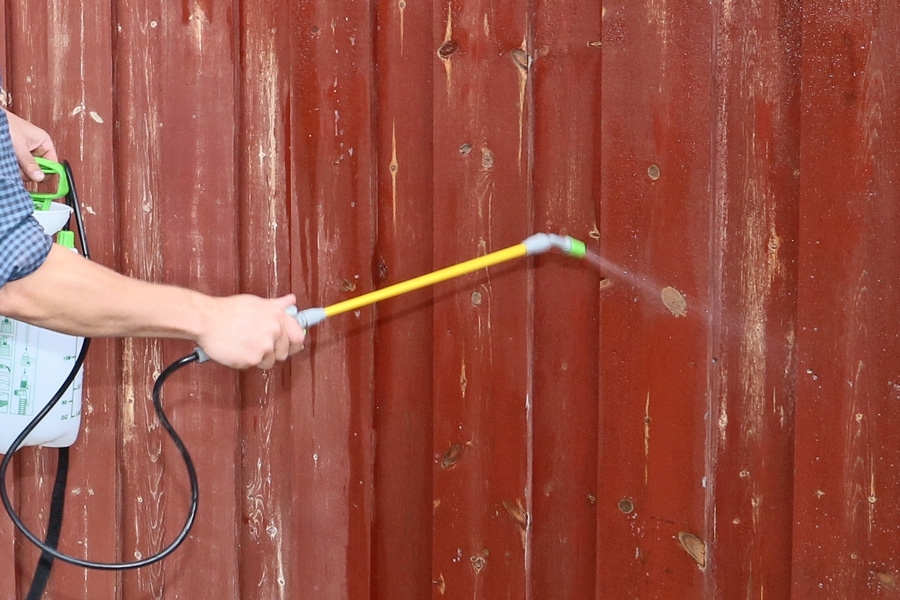 Vask veggen godt med et egnet rengjøringsmiddel. Bruk eventuelt en børste til å skrubbe vekk skitt som sitter hardt. Skyll til slutt etter med rent vann.