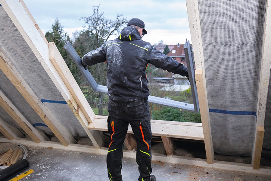 At montere et ovenlysvindue er en sag for den erfarne gør det selv’er. Vinduet skal sidde snorlige, og arbejdet skal gøres omhyggeligt, da indtrængende vand for alt i verden skal undgås.