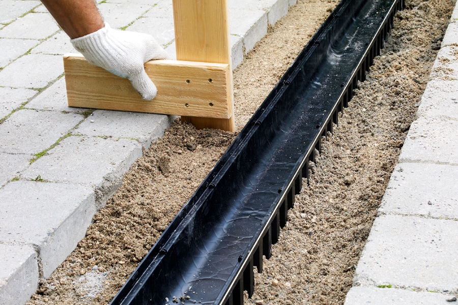 Denne malen sørger for at steinene kommer til å ligge helt rett når de legges igjen.