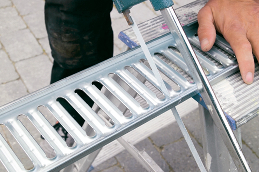 Rennen dekkes av en rist, som er sterk nok til å kunne tåle vekten av en bil.