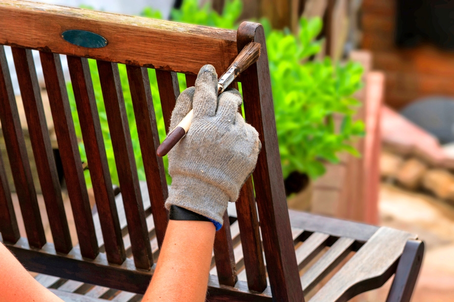 Träolja: Träets hållbarhet kan förlängas i det närmaste oändligt, om det oljas varje år.