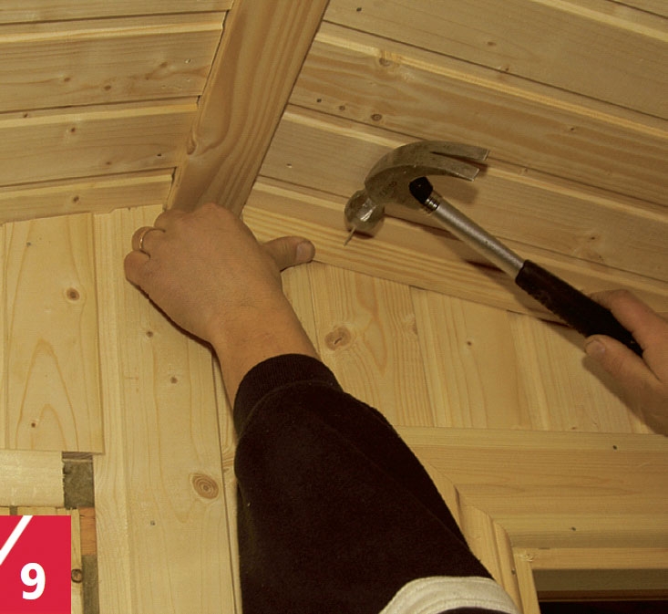 Ulkosaunan saunan katon ja seinän väliin kiinnitetään lista