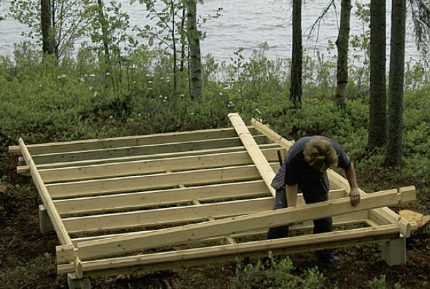 Bygge liten hytte: Underlaget er vatret opp