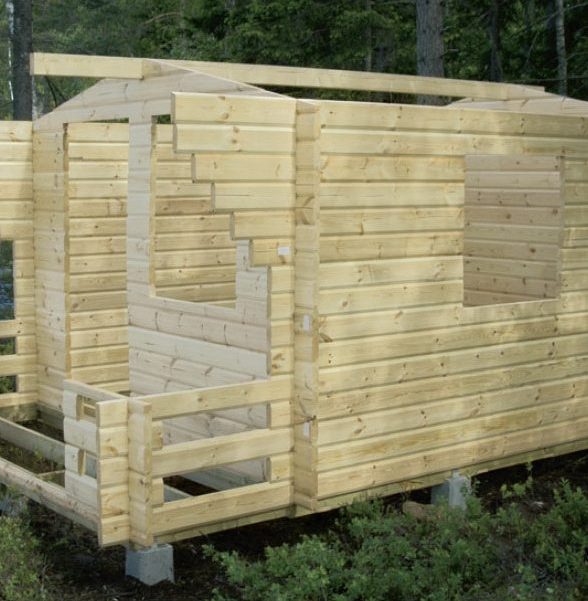 Bygge liten hytte: Veggene er reist