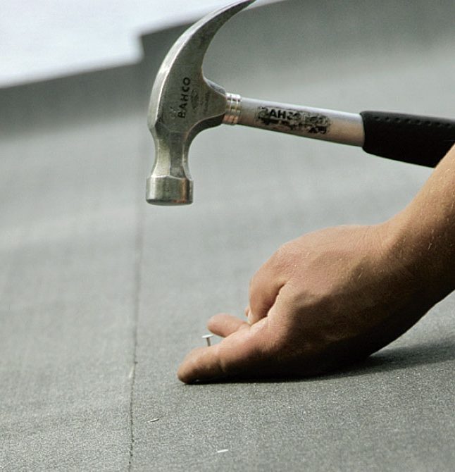 Bygge liten hytte: Takpappen legges på nedenfra