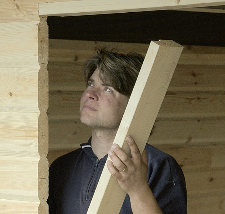 Bygge liten hytte: Vindus- og døråpningene