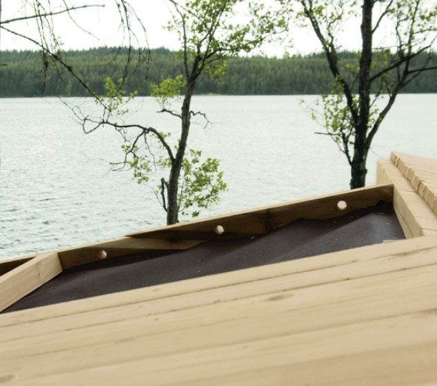 Stuga byggsats: Råsponten spikas fast på tre ställen