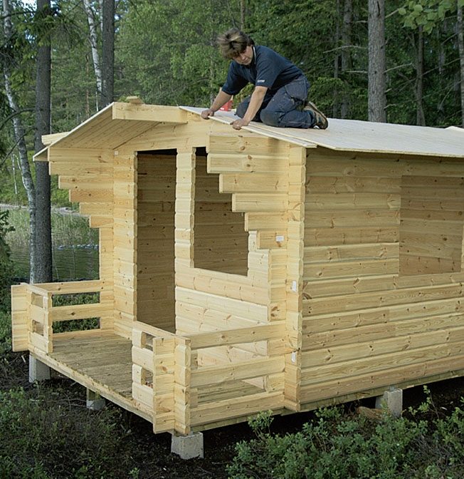 Stuga byggsats: Takläggningen går fort