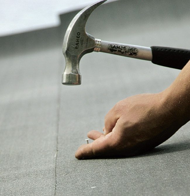 Stuga byggsats: Takpappen läggs på nerifrån