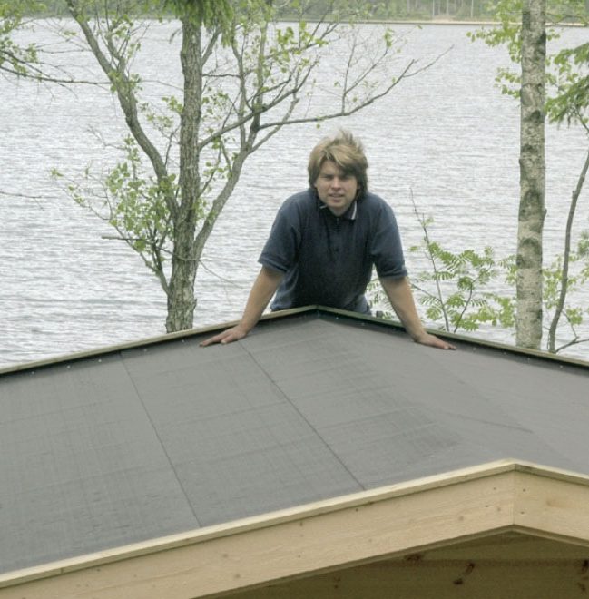 Stuga byggsats: Den sista remsan takpapp