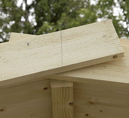 Stuga byggsats: Vindskivorna monteras lättast