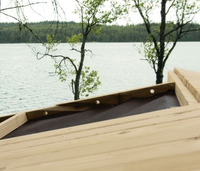 Rakenna mökki: Katon aluslaudat naulataan kiinni