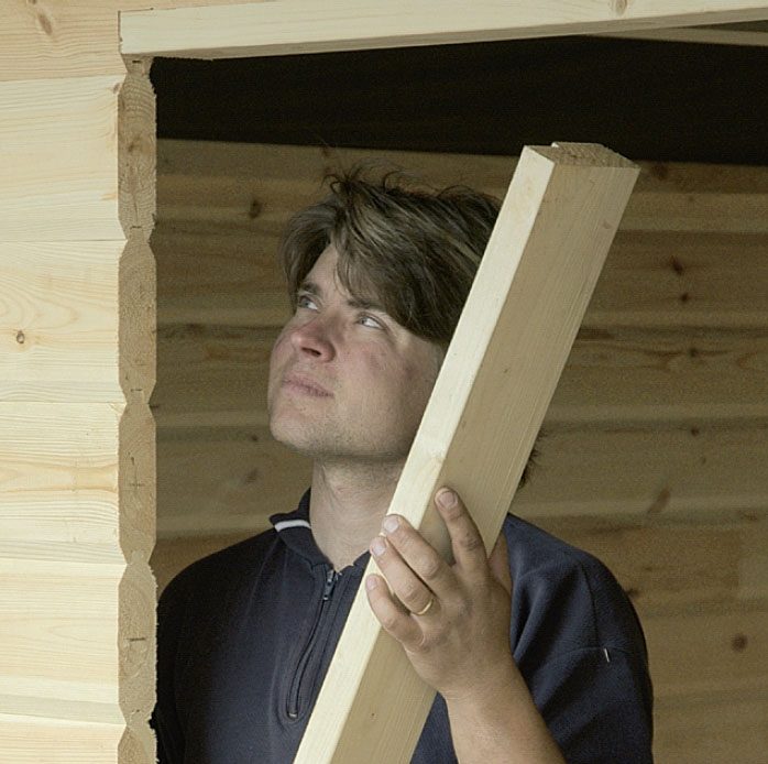 Rakenna mökki: Ikkuna- ja oviaukot viimeistellään kehys- laudoilla