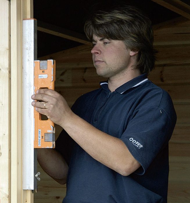 Rakenna mökki: Ikkuna nostetaan saranoiltaan