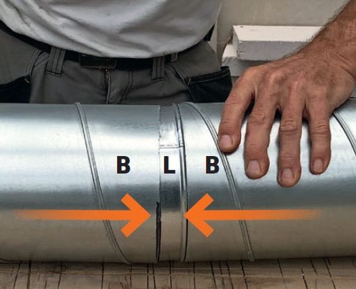 Massér nippelen på plass mellom to rør til varmeflyttingsanlegg