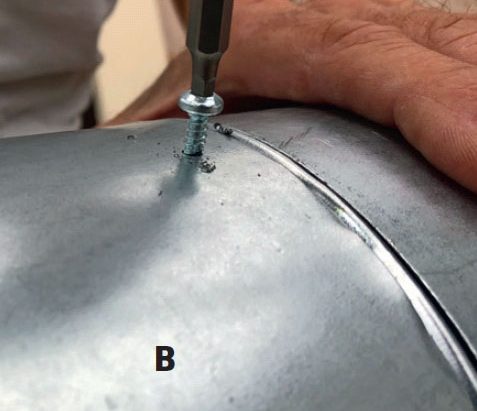 Gi hver sammenføyning i røret til varmeflytter tre selvskjærende skruer