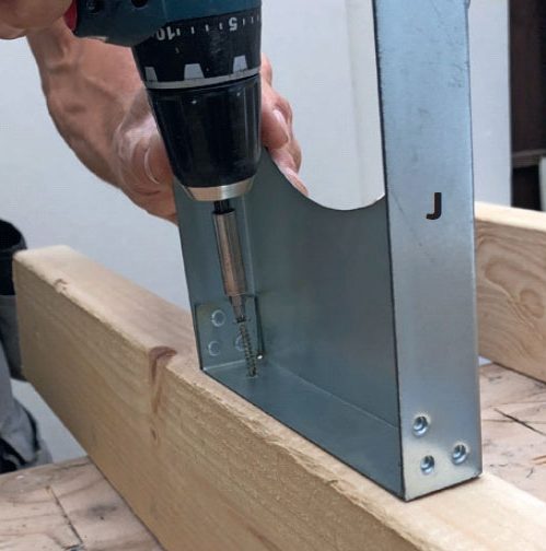 Skru bæringene til varmeflyttingsanlegg fast til sperrene