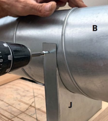 Skru sammen med en selvskjærende skrue gjennom bæringen og røret til varmeflytter