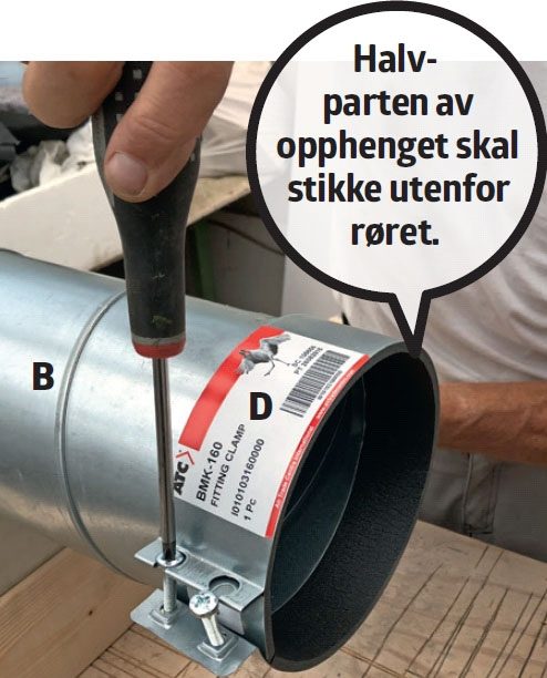 Det første opphenget til varmeflytter skrus rundt røret, slik at halvparten stikker utenfor