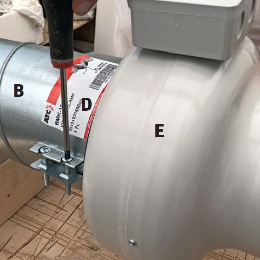 Spenn fast viften i opphenget til varmeflyttingsanlegg