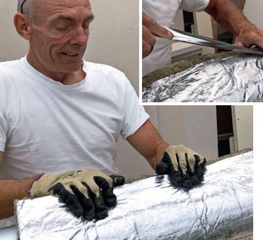 Brett isolasjonen rundt rørene til varmeflyttingsanlegg