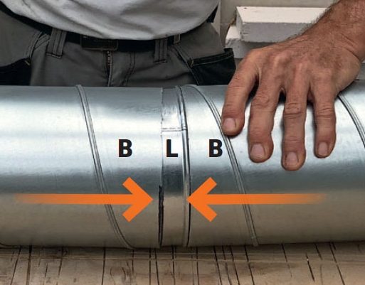 Massera nipplen på plats mellan två rör till värmeflyttaranläggning