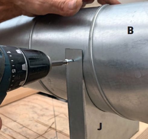 Skruva ihop med en självborrande skruv genom hållare och rör til värmeflyttare